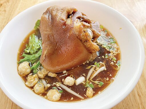 สวรรค์ในครัว - ‘บุญเฮง’ก๋วยเตี๋ยวขาหมู  ข้ามต้มแห้งอร่อยล้นชาม 