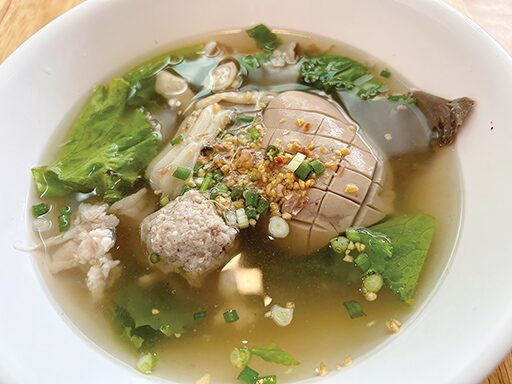 สวรรค์ในครัว - ‘บุญเฮง’ก๋วยเตี๋ยวขาหมู  ข้ามต้มแห้งอร่อยล้นชาม 