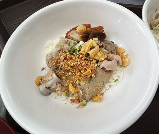 สวรรค์ในครัว - ‘บุญเฮง’ก๋วยเตี๋ยวขาหมู  ข้ามต้มแห้งอร่อยล้นชาม 