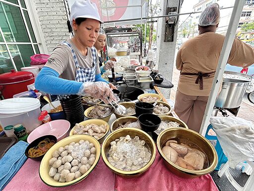 สวรรค์ในครัว - ‘บุญเฮง’ก๋วยเตี๋ยวขาหมู  ข้ามต้มแห้งอร่อยล้นชาม 