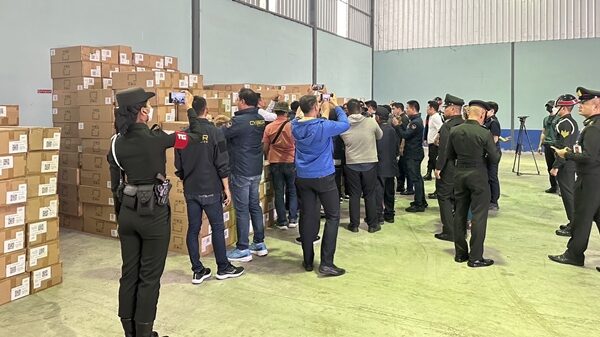 มทบ.11 ร่วม ตำรวจ นำกำลังเจ้าหน้าที่บุกโกดังเก็บสินค้า คลอง 7 ตรวจยึด บุหรี่ไฟฟ้า ผิดกฎหมายของกลางนับหมื่นชิ้น หลังสืบสวนขยายผล