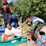 ผู้ว่าฯพิษณุโลก-กองบิน 46 มอบถุงยังชีพให้ประชาชน ประสบอุทกภัย บางระกำ-พรหมพิราม