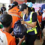 ผู้ว่าฯพิษณุโลก-กองบิน 46 มอบถุงยังชีพให้ประชาชน ประสบอุทกภัย บางระกำ-พรหมพิราม