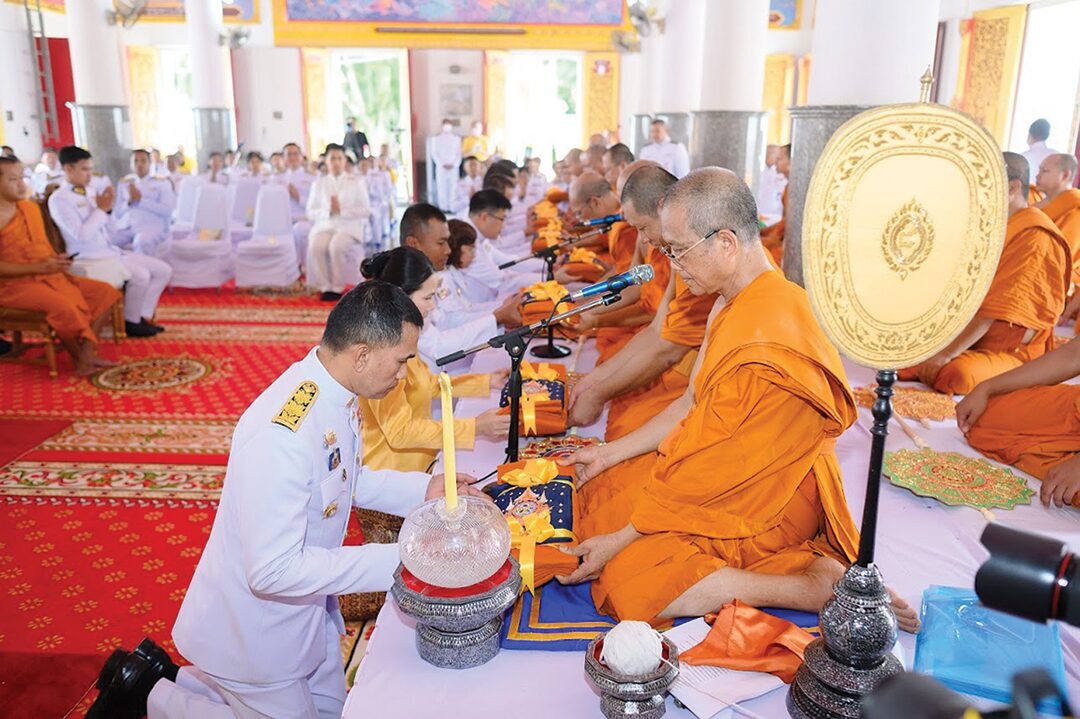 สกู๊ปพระเครื่อง - คณะสงฆ์ชุมพรเจริญพุทธมนต์ ถวายพระพรในหลวง 6 รอบ