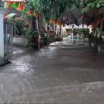 ฝนกระหน่ำ น้ำป่า-น้ำอ่าง ไหลหลากทะลักท่วม วัด บ้านเรือน พระเณร-ชาวบ้าน หนีน้ำกลางดึก