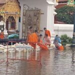 น้ำท่วมวิกฤต ระดับน้ำเพิ่มสูงขึ้น ถนนสายหลักอัมพาต พื้นที่เศรษฐกิจอ่วม จม3สัปดาห์
