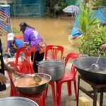 บุ๋ม ขอเป็นสะพานบุญ ตั้งโรงทานทำอาหารแจกผู้ประสบภัยน้ำท่วม ยังขาดเงิน-ยา
