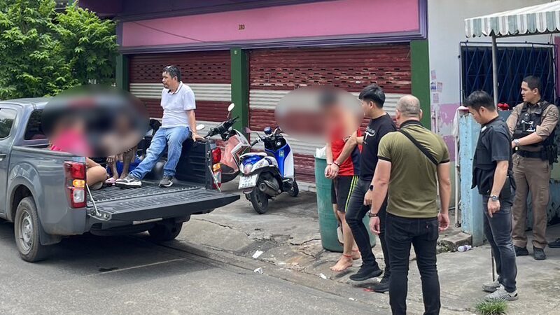 หวิดเสียท่าโจร สืบประตูน้ำจุฬาถูกแทงเจ็บ 2 ขณะเข้าจับพ่อค้ายาบ้า-ยาไอซ์