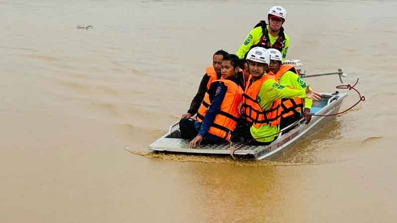 กู้ภัย ขับเรือท้องแบน ลุยฝ่ากระแสน้ำเชี่ยว ช่วย2ชายวัยกลางคน ติดอยู่ในเล้าหมูกลางทุ่งนา