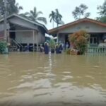 วิกฤตท่วมจม 2 อำเภอ ชาวบ้านเดือดร้อนติดเกาะ คลื่นสูงลมแรง อาหารร่อยหรอ เล็งบิน ฮ. ส่งเสบียงช่วย 