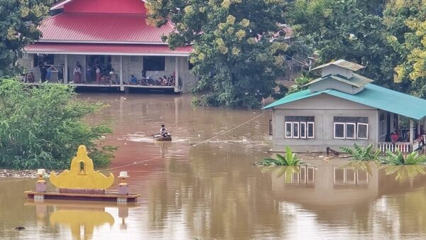 ฝนถล่ม 3 วัน 3 คืน แม่น้ำเมย ล้นตลิ่ง 2 เมตร ทะลักท่วมชายแดนแม่สอดฉับพลัน ชาวผวาน้ำท่วมรอบที่ 2 ใน 1 เดือน ล่าสุดน้ำยังเพิ่มสูงขึ้นขยายวงกว้าง