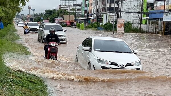 ขอนแก่น ฝนตกหนักติดต่อกันหลายชั่วโมง น้ำทะลักท่วมถนนสายหลัก ผู้ว่าฯ สั่งเร่งระบายน้ำ สนามบินขอนแก่น ขอผู้เดินทาง เผื่อเวลาอย่างน้อย 1 ชั่วโมง