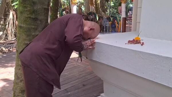 Grandfather Duanchai revealing lucky numbers