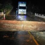 ฝนตกหนัก น้ำป่ารุนแรงเซาะคอสะพานขาด กระบะเบรกไม่ทันพุ่งตกลำห้วย เจ็บ1ราย