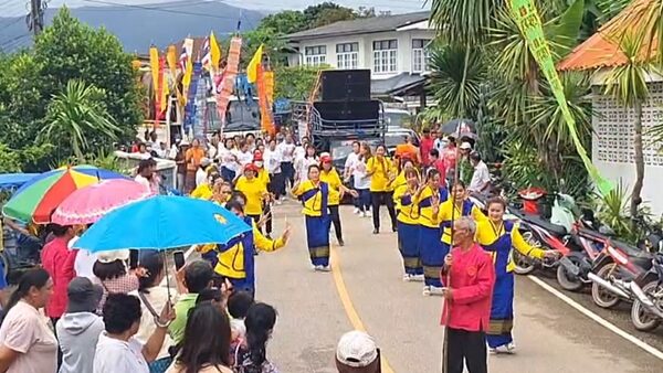 แห่ร่วมพิธีอัญเชิญรูปปั้น พญาช้างก่ำงาเขียว หลังมีผู้ใจบุญถวายให้วัดดังพะเยา รถร่วมขบวนกว่า 30 คัน แห่ส่องเลขเด็ดหางประทัด-ทะเบียนรถ