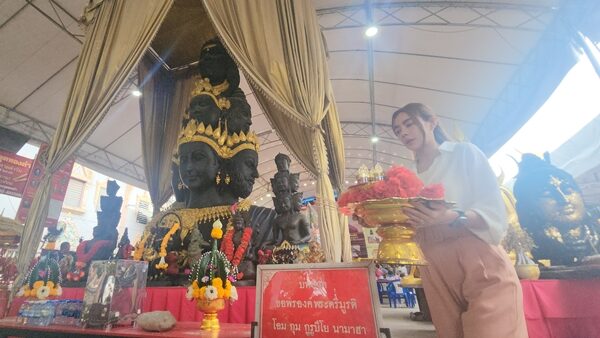 ปุยฝ้าย AF ทำบุญวันเกิดวัดดังนครปฐม เพื่อความเป็นสิริมงคล ขอพรท้าวเวสสุวรรณ จุดธูป 2 ดอกถวาย แห่ส่องเลขเด็ด 6 ตัว ขอทุกคนเสี่ยงโชคอย่างมีสติ