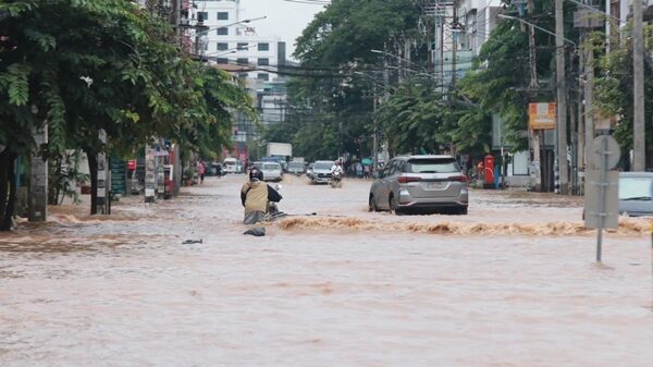 น้ำปิง เพิ่มระดับแล้ว ทะลักท่วมเมืองเชียงใหม่ สูงเท่าเอว บางจุดสูงน้ำสูงครึ่งเมตร ถนนช้างคลาน-ถนนเจริญประเทศ จมหนัก ระดับน้ำเพิ่มขึ้นต่อเนื่อง
