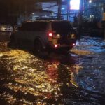 หนักสุดในรอบปี พายุถล่ม นานนับชั่วโมง น้ำท่วมขังถนนหลายสาย สูงครึ่งเมตร รถสัญจรลำบาก