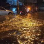 หนักสุดในรอบปี พายุถล่ม นานนับชั่วโมง น้ำท่วมขังถนนหลายสาย สูงครึ่งเมตร รถสัญจรลำบาก