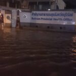 หนักสุดในรอบปี พายุถล่ม นานนับชั่วโมง น้ำท่วมขังถนนหลายสาย สูงครึ่งเมตร รถสัญจรลำบาก