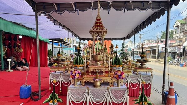 แม่หมอพลังเทพ ร่างทรงดัง จัดพิธีบวงสรวงพญานาค ลูกศิษย์หลายร้อยคนแห่ร่วมงาน ส่องเลขเด็ดหางประทัด 100,000 นัด ถวายองค์พ่อหลักเมือง