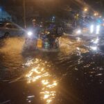 หนักสุดในรอบปี พายุถล่ม นานนับชั่วโมง น้ำท่วมขังถนนหลายสาย สูงครึ่งเมตร รถสัญจรลำบาก