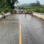 ฝนตกหนัก น้ำป่ารุนแรงเซาะคอสะพานขาด กระบะเบรกไม่ทันพุ่งตกลำห้วย เจ็บ1ราย