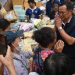 มท.1 เยี่ยมผู้ประสบภัยน้ำท่วมแม่สาย ให้คำมั่นไม่ทิ้งใครไว้ข้างหลัง ตั้งเป้าพ.ย. กลับสู่ภาวะปกติ