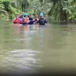 วิกฤตท่วมจม 2 อำเภอ ชาวบ้านเดือดร้อนติดเกาะ คลื่นสูงลมแรง อาหารร่อยหรอ เล็งบิน ฮ. ส่งเสบียงช่วย 