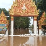 น้ำหลากรุนแรง พังพนังกั้นน้ำแตก มวลน้ำทะลักจม 7 หมู่บ้านเนินกุ่ม เร่งขุดเปิดทางระบายน้ำ 