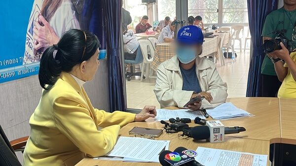 เด็กหญิงวัย 12 ปี สุดอับอาย นอนร้องไห้ทุกวัน ถูกหนุ่มลวงไปให้น้องแฟนวัย 15 ปี ทำร้ายร่างกาย จิกหัว ตบ-เตะสะบักสะบอม ถ่ายคลิปประจานว่อนโซเชียล