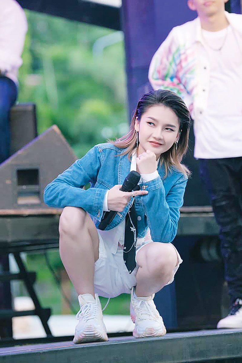 จับกระแสลูกทุ่ง - ‘อายจิงจิง’ได้บารมีพ่อแก่ รับใบสั่งเบื้องบนปั้นให้ปัง!