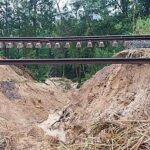 น้ำป่าเซาะหินรองรางรถไฟ เกิดเหตุดินสไลด์ แจ้งปิดเดินขบวนรถไฟ สถานี ลำปาง-เชียงใหม่