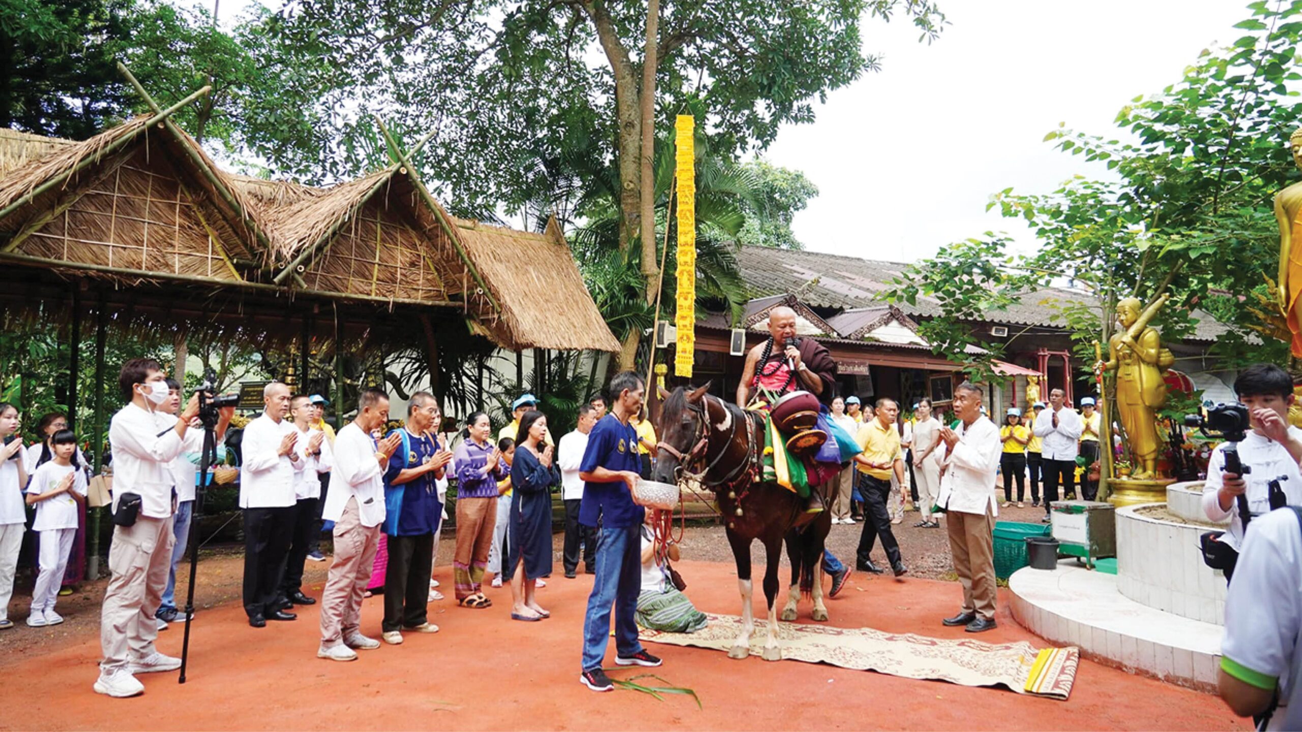 .กิจกรรมตักบาตรพระสงฆ์ขี่ม้า ปลูกต้นไม้-วัดถ้ำป่าอาชาทอง.