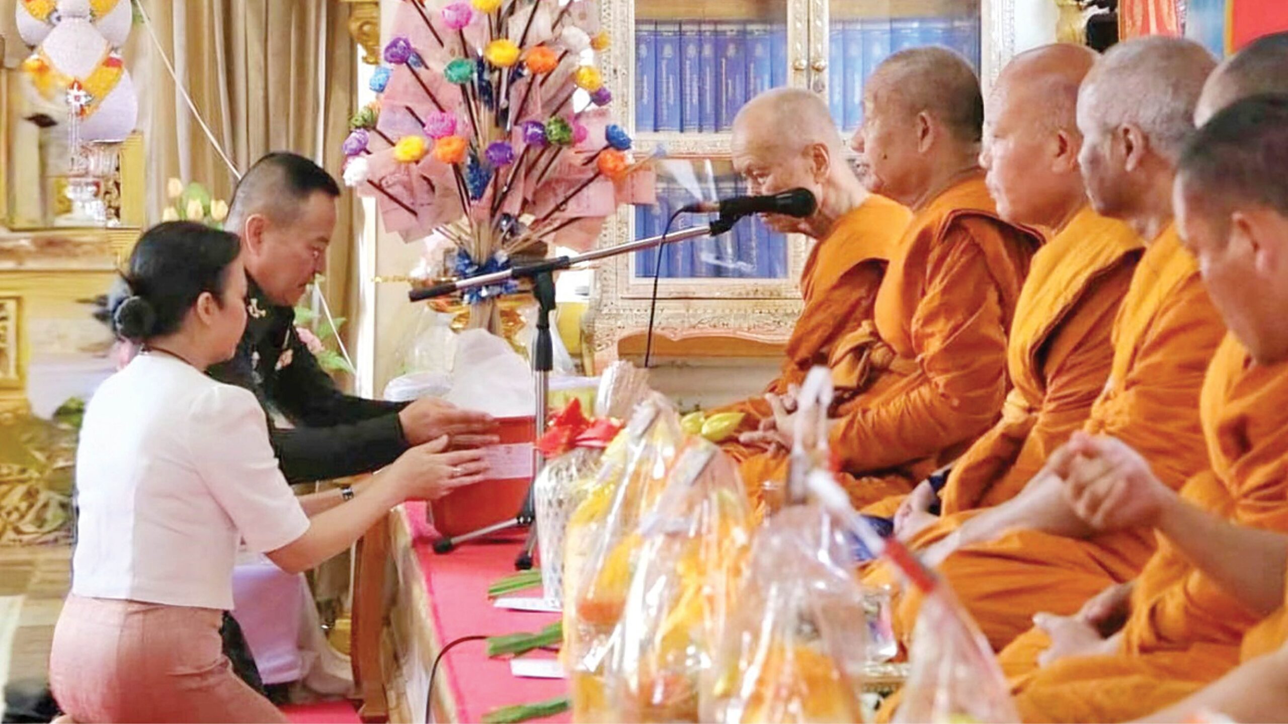 .พลังบุญหน่วยทหารพัฒนา ทอดผ้าป่าวัดพระธาตุพนม.