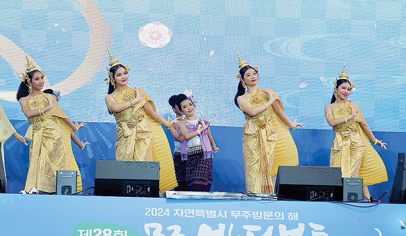 สดจากเยาวชน - เยาวชนนาฏศิลป์ไทย สวยสะกดใจแดนกิมจิ