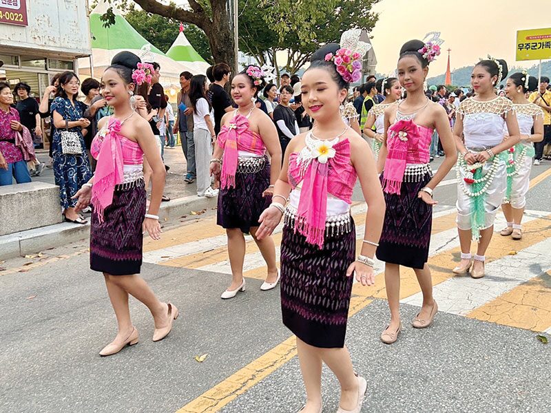 สดจากเยาวชน - เยาวชนนาฏศิลป์ไทย สวยสะกดใจแดนกิมจิ