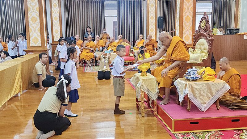 สดหน้าพระ - ทุนการศึกษา‘วัดเขียนเขต’ เพื่อพระ-เณร-นักเรียนยากจน