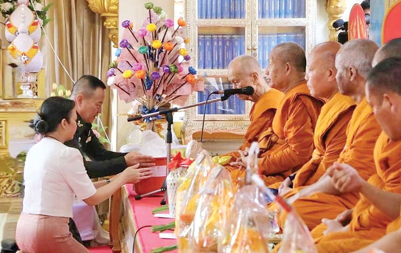 สดหน้าพระ - พลังบุญหน่วยทหารพัฒนา ทอดผ้าป่าวัดพระธาตุพนม