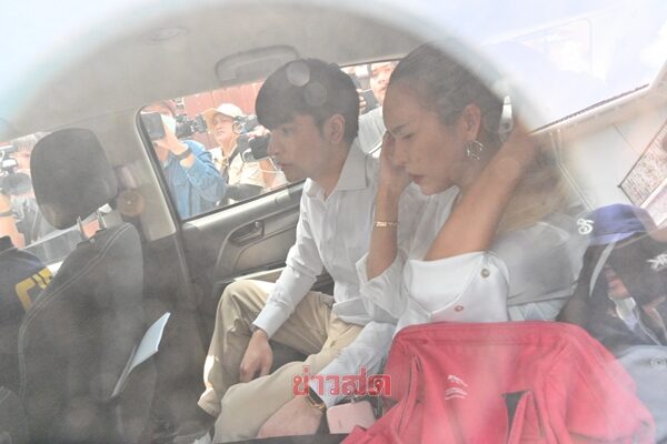 ด่วน เปิดนาที ปคบ. นำกำลังบุกรวบ แม่ตั๊ก-ป๋าเบียร์ คาบ้านพัก หลังออกหมายจับ และหมายค้น เข้าทำการตรวจค้นบ้านและร้านทอง