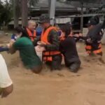 ผบ.ทหารสูงสุด นำทัพ ลุยน้ำ อ.แม่สาย ช่วยประชาชน ประสบอุทกภัย ออกพ้นหมู่บ้านปิยะพร