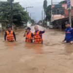 ผบ.ทหารสูงสุด นำทัพ ลุยน้ำ อ.แม่สาย ช่วยประชาชน ประสบอุทกภัย ออกพ้นหมู่บ้านปิยะพร