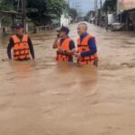 ผบ.ทหารสูงสุด นำทัพ ลุยน้ำ อ.แม่สาย ช่วยประชาชน ประสบอุทกภัย ออกพ้นหมู่บ้านปิยะพร