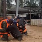 ผบ.ทหารสูงสุด นำทัพ ลุยน้ำ อ.แม่สาย ช่วยประชาชน ประสบอุทกภัย ออกพ้นหมู่บ้านปิยะพร