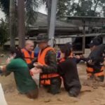 ผบ.ทหารสูงสุด นำทัพ ลุยน้ำ อ.แม่สาย ช่วยประชาชน ประสบอุทกภัย ออกพ้นหมู่บ้านปิยะพร