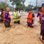 ผบ.ทหารสูงสุด นำทัพ ลุยน้ำ อ.แม่สาย ช่วยประชาชน ประสบอุทกภัย ออกพ้นหมู่บ้านปิยะพร