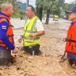 ผบ.ทหารสูงสุด นำทัพ ลุยน้ำ อ.แม่สาย ช่วยประชาชน ประสบอุทกภัย ออกพ้นหมู่บ้านปิยะพร