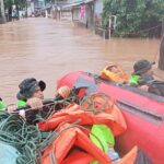 ผบ.ทบ. สั่งเสริมกำลังพล-ยุทธโธปกรณ์ บุกเข้าพื้นที่แม่สาย เร่งช่วยประชาชนประสบอุทกภัย