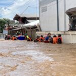 ทบ. จัดกำลังเสริม เข้าปฎิบัติการช่วยเหลือประชาชน นำอาหารเครื่องดื่มแจกจ่าย
