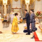 พระบาทสมเด็จพระเจ้าอยู่หัว และ สมเด็จพระนางเจ้าฯ พระบรมราชินี เสด็จออก ณ พระที่นั่งอัมพรสถาน พระราชวังดุสิต